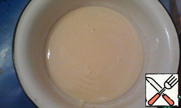 Pour condensed milk into a Cup.