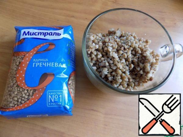 For the filling, I boiled buckwheat, as indicated on the package. We will need 1 Cup with a capacity of 200 ml of ready boiled buckwheat.
