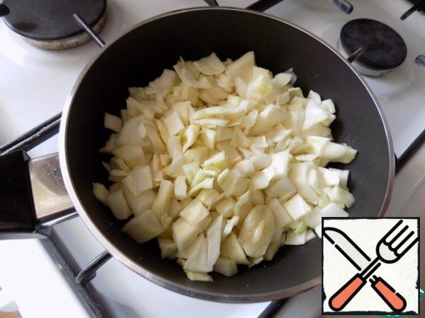 Next, spread the onion and gold it with a couple of minutes. Next-cabbage. Salt a little, stir, reduce the heat, cover the lid and simmer until tender. Can be on desire such as cabbage fry. I don't eat much fried food, so I just stewed cabbage. I removed the garlic in this step.