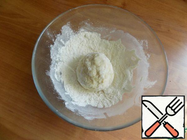 Poured in the center with a fork and slowly began to gather the flour. When it was possible to knead the dough with your hands, I smeared them a little sunflower oil. Rolled the dough into a ball. The dough is pliable, does not stick to the hands.