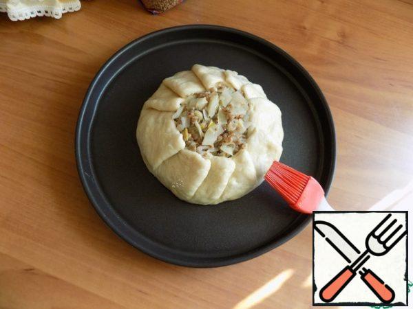 Beautifully select the edge here in this way and coat the top of the dough with sunflower oil, using a brush. Put in a preheated oven to t-180 C for 25-30 minutes. Be guided by your oven. The filling is ready, you need to make only the dough. Do not dry.
