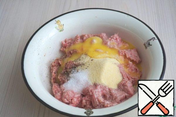 In minced meat (pork+beef) add 1 egg yolk, 2 tablespoons of semolina (you can replace the usual semolina), add black pepper and salt to taste. Mix the minced meat well.