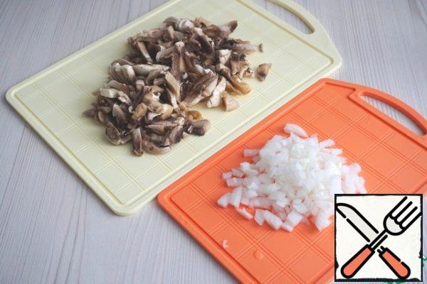 Mushrooms (6 PCs.) chop into pieces of any shape, cut onions into small cubes.
