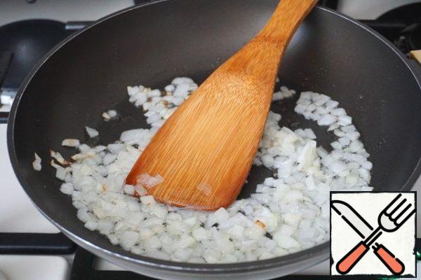 Add 2 tablespoons of vegetable oil to the pan and add the chopped onion. Saute the onions lightly until transparent.
