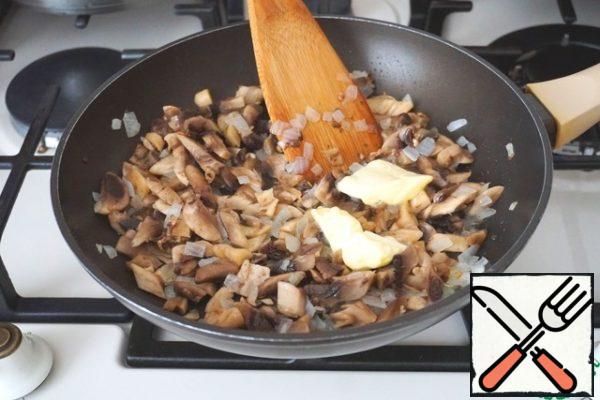 Then add the chopped mushrooms. Add 50 gr. butter, the mixture is lightly salted to taste. Fry the mixture for 3-5 minutes.