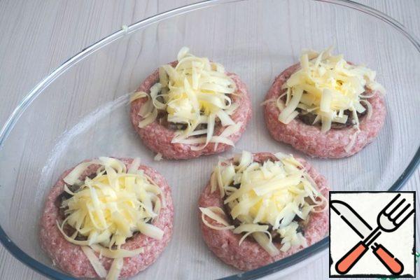 Top design sprinkle with grated cheese and send in a preheated oven to t190-200C for baking. Approximate time of baking meat cheesecakes 20-25 min. I Want to note that the oven is different and everyone should take into account the time and temperature independently.