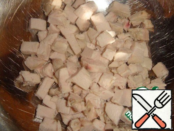Cut chicken meat into small cubes.
