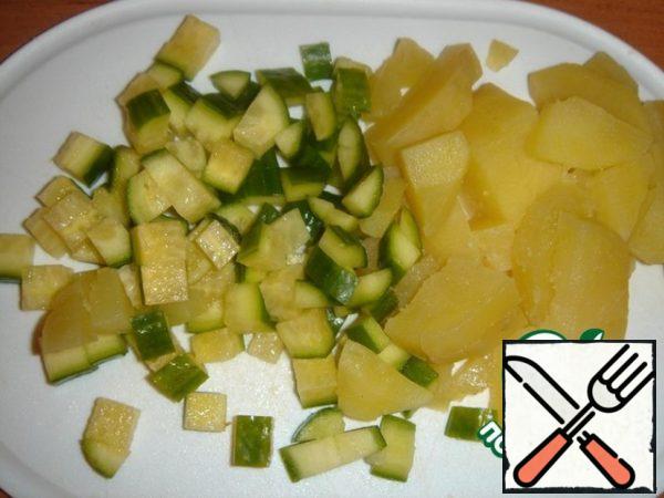 Cut the cucumber and potatoes into small cubes.
