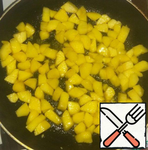 While the dough is resting in the refrigerator, let's do the filling.
Wash apples, peel and core, cut into a square.
In a frying pan melt the butter, add the apples and sugar. Cook stirring until the liquid evaporates (about 7 minutes).