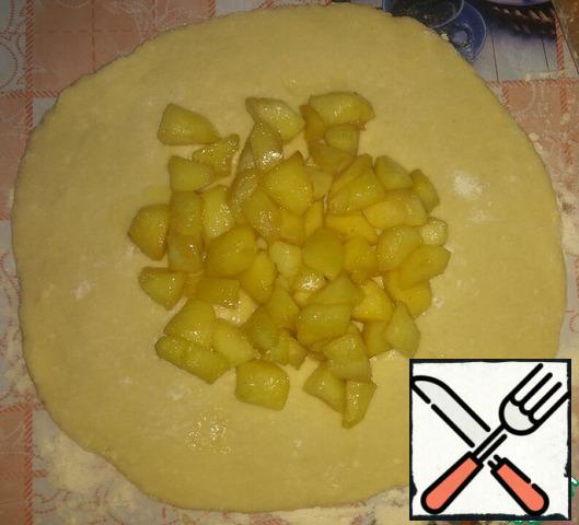The dough is divided into 3 parts. Sprinkling flour table roll out each part in a layer width of 5 mm, not less, as the finished galette can break if it is thin.
In the center, before reaching the edge of the cake 5 cm, spread 1/3 of the filling.