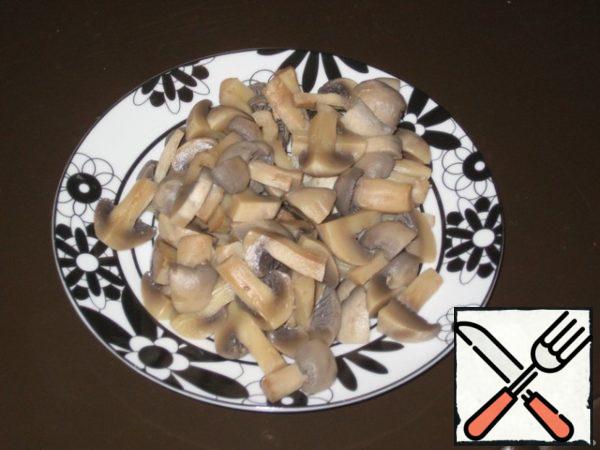Boil the mushrooms and coarsely chop (large four-part, small - for two).
