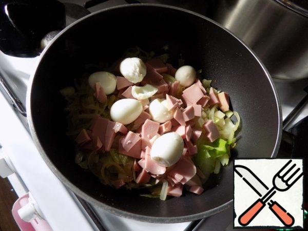From meat products you can use whatever you want. I cut the sausage into small cubes. Spread to the finished cabbage sausage and peeled quail eggs entirely. Mix, salt and pepper to taste. Filling is ready.