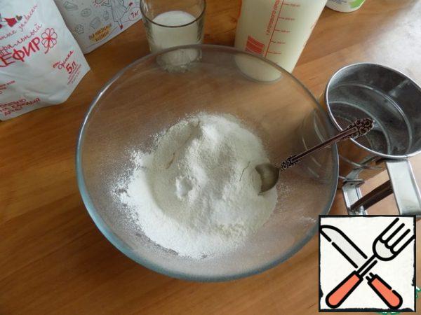 Sift the flour into a bowl, add sugar, salt and soda. Mix everything together.
