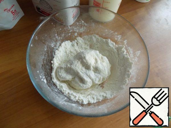 The dough is pliable, it is important not to hammer it with flour.