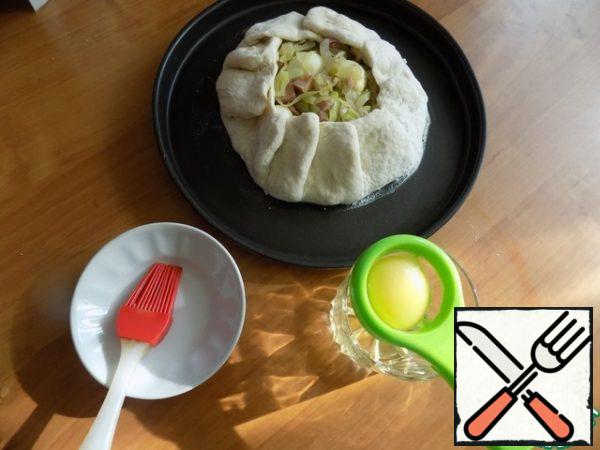 We will need 1 egg yolk to coat the dough. Separate it from the egg.
