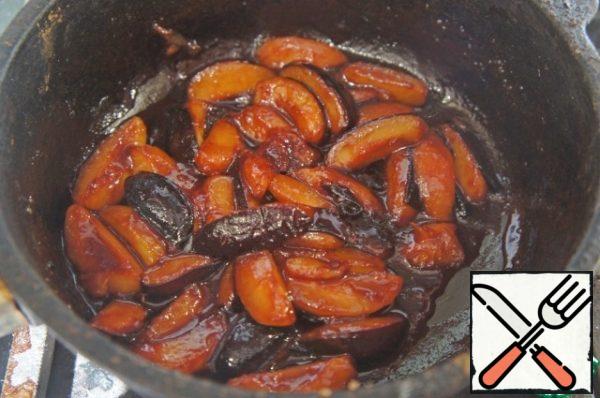 Put it in a frying pan together with sugar and cinnamon. Cook for 5 minutes on high heat, whisking constantly, until the plums become caramel.

