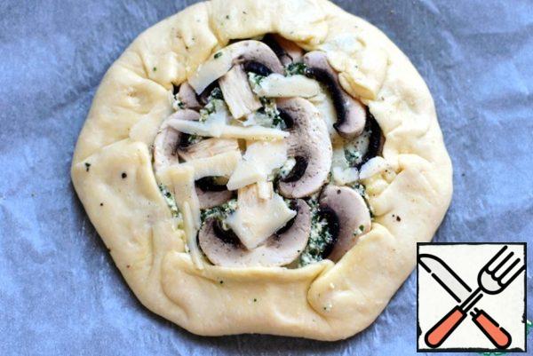 Sprinkle with a little black pepper and wrap the edges of the dough folds on a galette, lightly pinching. Grease a biscuit with protein and bake until Browning dough.