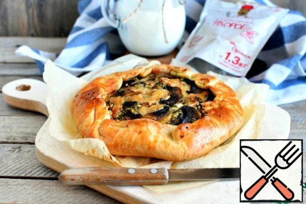 Serve the galette warm. A glass of white wine will make the meal quite festive!