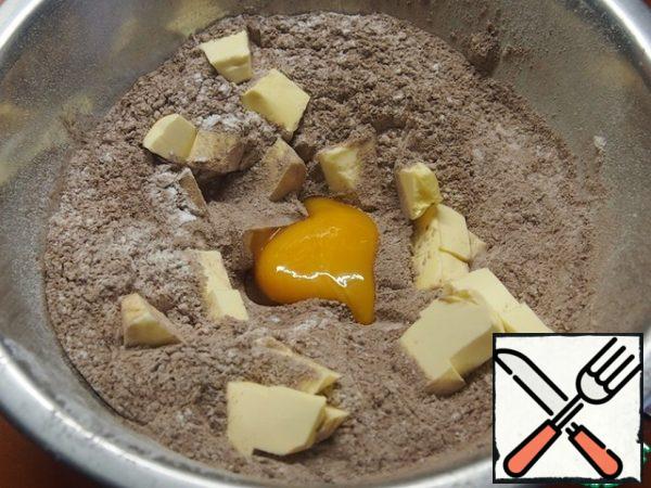 Add the butter and egg cut into pieces, make a crumb with your fingers, if the crumb is dry, add one spoon of water or milk.
