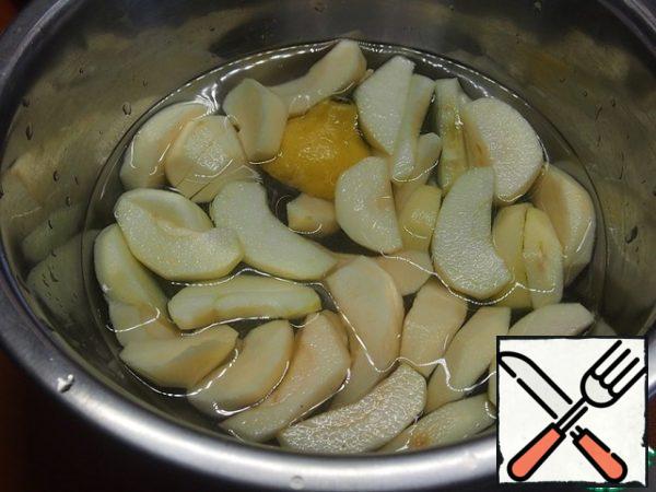 Apples to clear, to remove the middle of the and cut into slices. Pour cold water with the juice of half a small lemon.