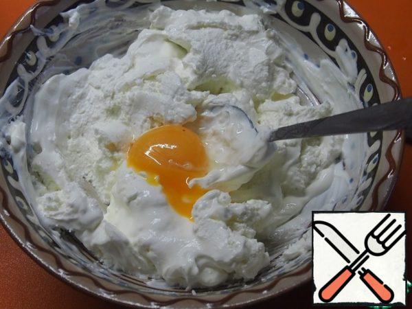 Curd mix with powdered sugar, vanilla sugar, sour cream and yolk.