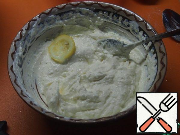 Grate the zest from the remaining lemon halves, squeeze out the juice and mix with cottage cheese. Try sugar, if necessary, add sugar and juice to taste.
