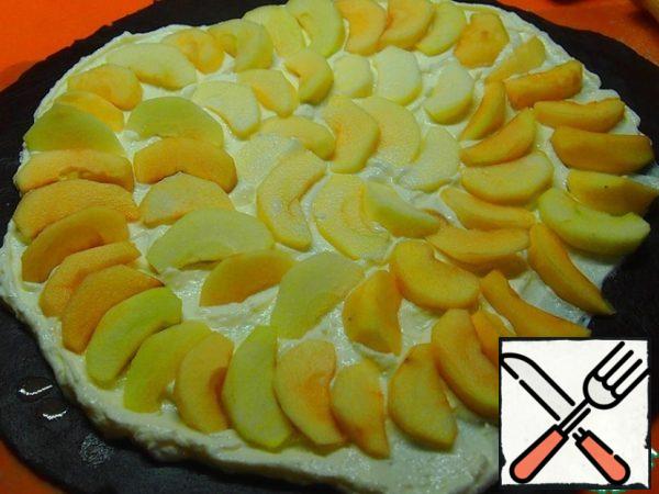 Jagged edges to be cut with a knife, in the middle put cheese filling and spread it, leaving a blank region, approximately 5-6 cm In the cheese to spread out slices of apples. The edges of the dough gently bend inward. The galette together with the paper on which the dough was rolled to transfer to the baking sheet.