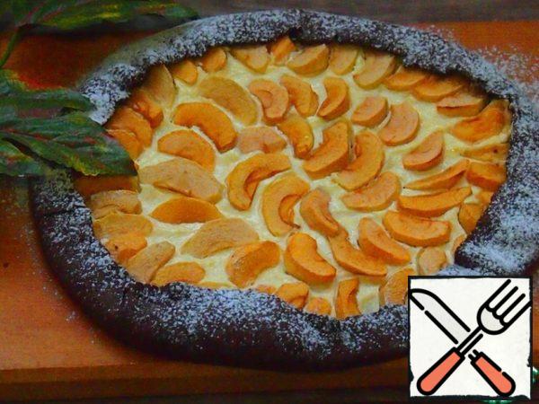 Bake in a preheated oven at 180 degrees for about 25 minutes, look at your oven. The edges of the cooled galette sprinkle with powdered sugar.