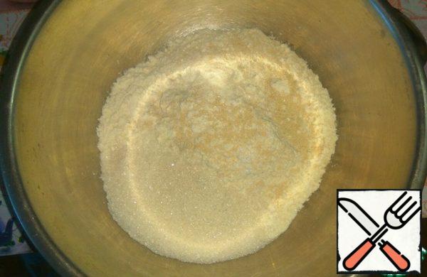 Mix yeast, sugar and flour.
