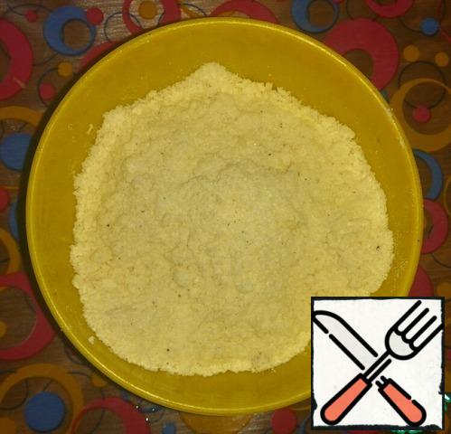 Prepare the streusel.
RUB hands in the crumbs butter and flour, add sugar and cinnamon, mix.
