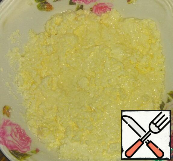 Prepare the curd filling.
Combine cottage cheese, vanilla, sugar, half eggs and starch.