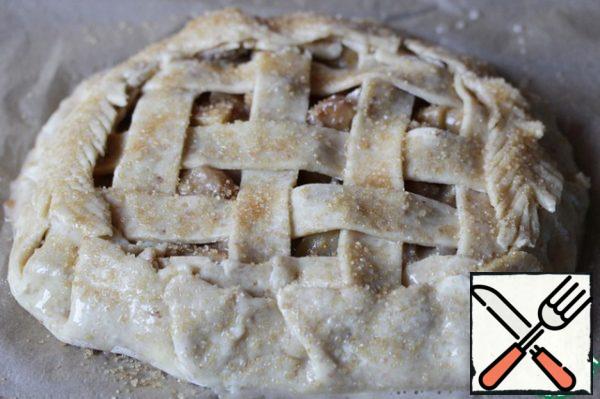 Remove the galette from the freezer and, if it was on the cutting board, put it on a baking sheet covered with baking paper.
Brush the edges of the cookies and the surface of the pigtail with egg mixture and sprinkle with cane sugar.