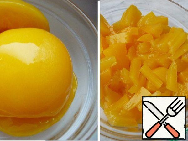 Cut peaches into small pieces.