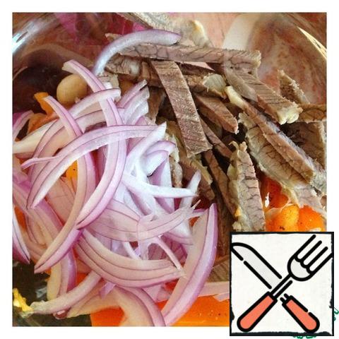 Cut beef into thin strips, red onions into half rings.