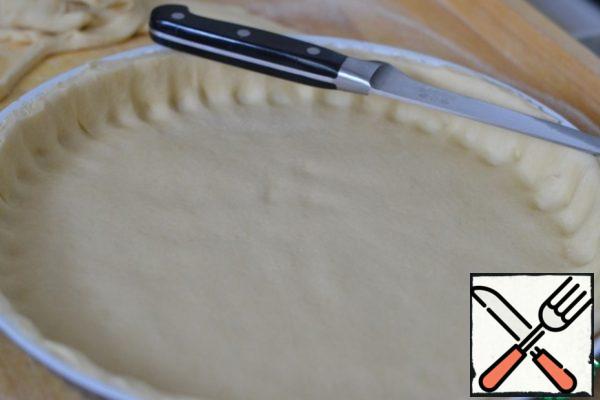 Roll out the dough according to the size of the baking dish, I have a round shape. Lubricate the mold with oil. Put the dough on the mold, forming high sides.
