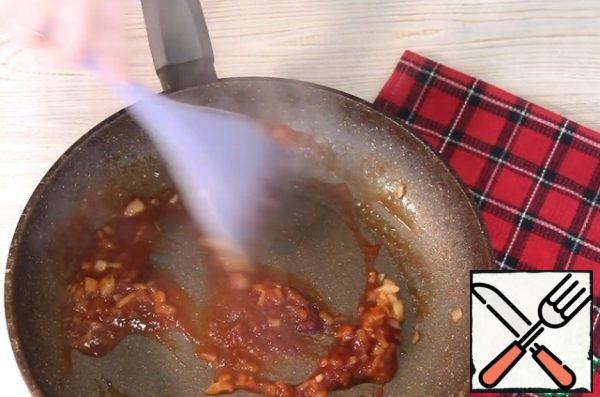 Fry until Golden brown with a drop of vegetable oil, add tomato paste and water (20 ml.), simmer for a couple of minutes.