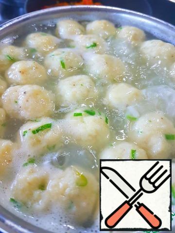 Potatoes cut into small cubes, throw in boiling water (about 1 liter). Cook until almost ready. Add to the pot of beads and pieces of red fish. Gently mix, so as not to break the balls. Cook until the balls and fish are ready (depending on the size), about 5-10 minutes.