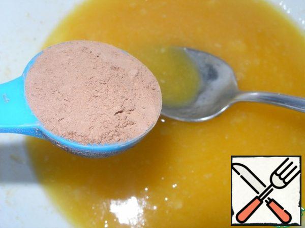 Melt 100 g of butter, let cool slightly and add 100 g of honey, 1 egg, 1 tbsp.l. cocoa powder and mix thoroughly.
