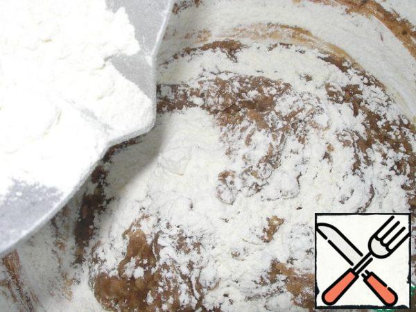 Enter 200 g of flour and knead the dough.

