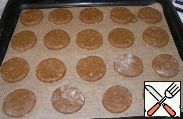 Work surface liberally dusted with flour, put the dough and roll out to thickness of about 1 cm by using any shaped recess cut out cookies, place them on a sheet of parchment paper, the surface of the pastry to grease yolk. Of the test I came up with 19 cookies.