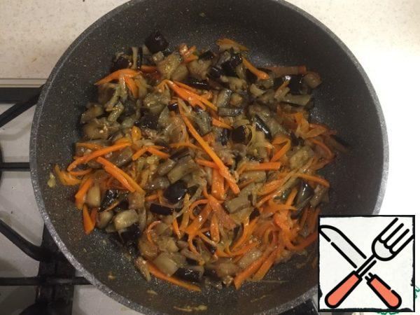 Mix the eggplants with onions and carrots.