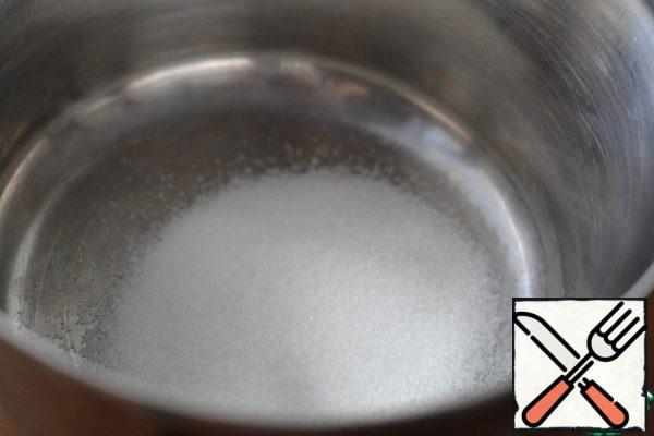 Pour sugar into a saucepan and put it on a slow fire.
Do not stir, wait until the sugar turns brown.