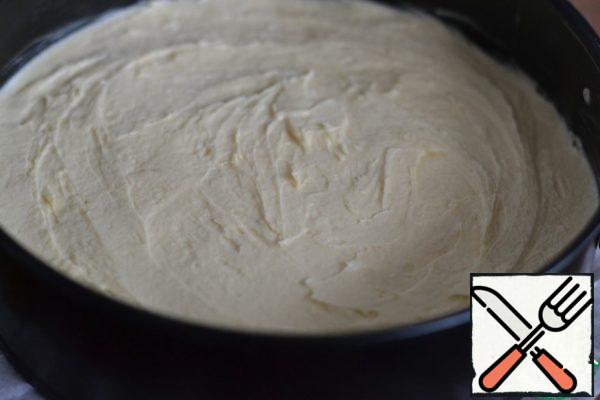 Cake form 26 cm prostelit baking paper.
Spread the dough. Straighten with shovel.