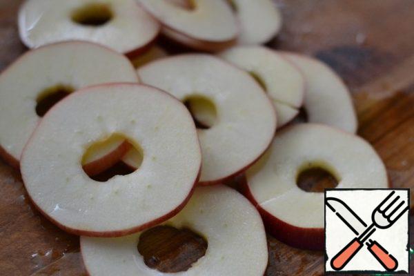 Wash the Apple and remove the middle.
Cut into circles and pour lemon juice.