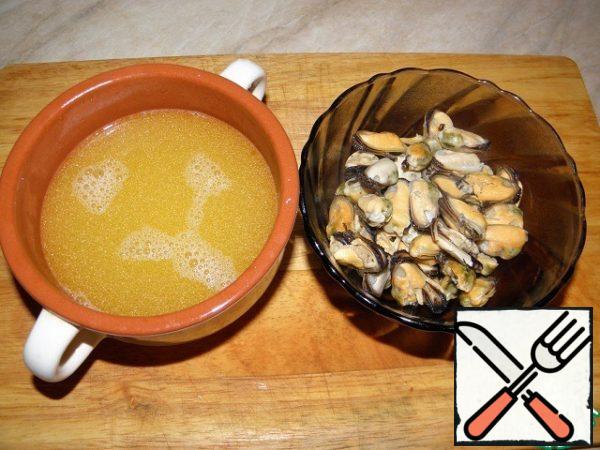 Strain the resulting broth through a sieve. Put the mussels in a bowl, cover and set aside.
