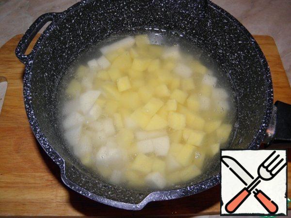 Peel the potatoes, cut into small cubes and boil for 10 minutes in a small amount of water.
