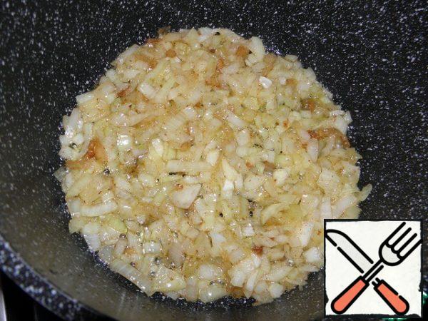 Peel and chop the onion, chop the bacon into strips. In a saucepan, heat the butter, fry the bacon for 3 minutes, add the onion and fry for another 5 minutes.