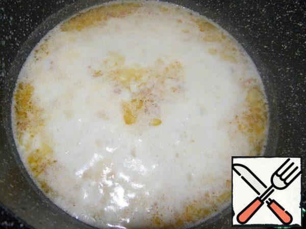 Heat the milk without bringing it to a boil. Pour warm milk, a glass of hot water and mussel broth into a saucepan. Boil for 5 minutes.
