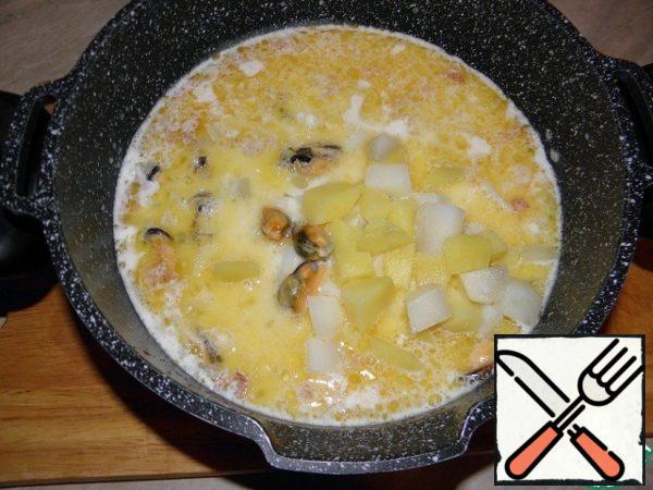 Add potatoes and mussels. Cook for 4 minutes, remove from heat.
