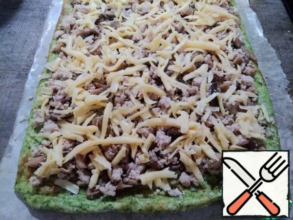 On the baked base spread the minced meat with mushrooms, grated cheese on top.